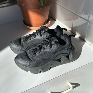 Nike RYZ 2 Sneakers in Black